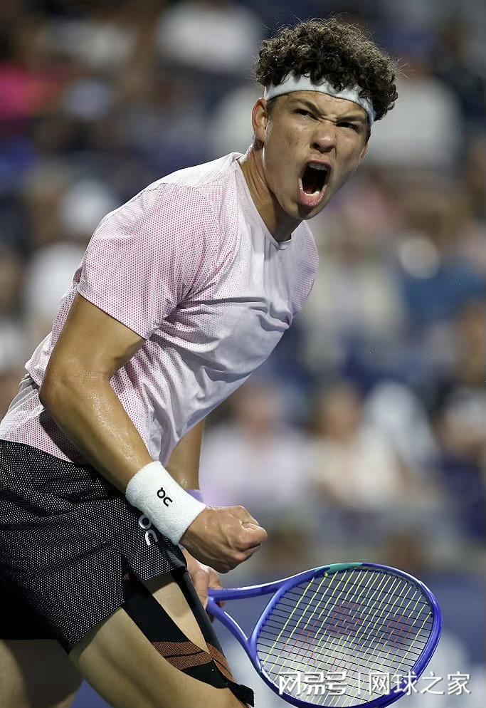 成功捧起罗, 更是一个世, 代对网球的 成功捧起罗, 更是一个世, 代对网球的