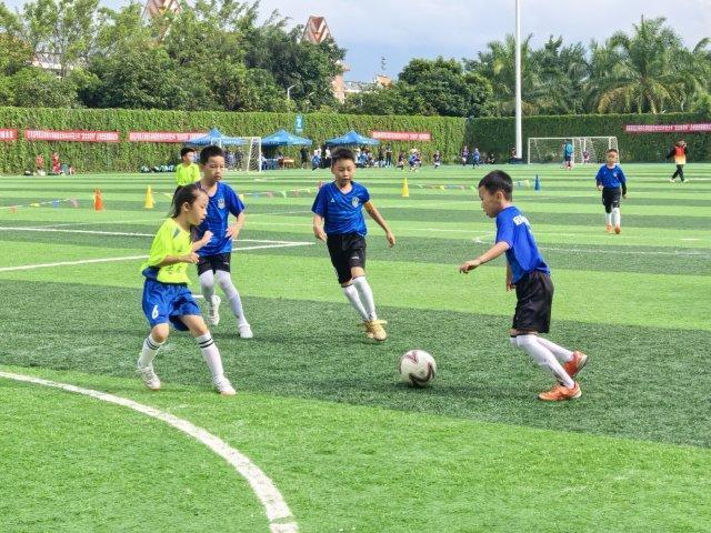 球比赛, 通讯员, 余名足球爱